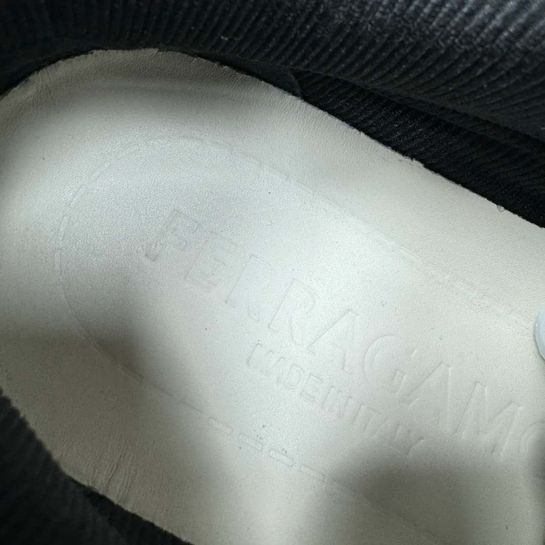 [Ferragamo] Top P: 720💰 Size: 39~44 (38 45 custom-made, non-returnable) Ferragam/Ferragamo Cancini buckle men's low-top casual shoes Spring and summer official website synchronized new thick-soled versatile sports shoes for men This urban-style casual shoe boldly combines a variety of fabrics, cleverly using high-tech mesh fabrics and smooth leather to create a unique high-end look, with side dropouts Cancini buckle, padded collar and tongue, and eye-catching lightweight rubber sole make the design even more sophisticated! The perfect blend of style and comfort. , the shoe body is outlined with exquisite lines, embellished with iconic elements, and equipped with comfortable sole technology to boost your pace. Whether you are walking on the street or exercising, you can show your extraordinary charm. Item number: F688525 Black.